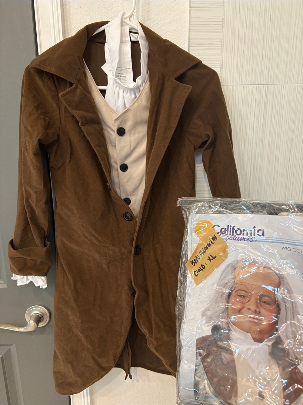 EUC CALIFORNIA COSTUMES Ben Franklin  Brown Tailcoat w/ Cream Vest & Wig, YXL